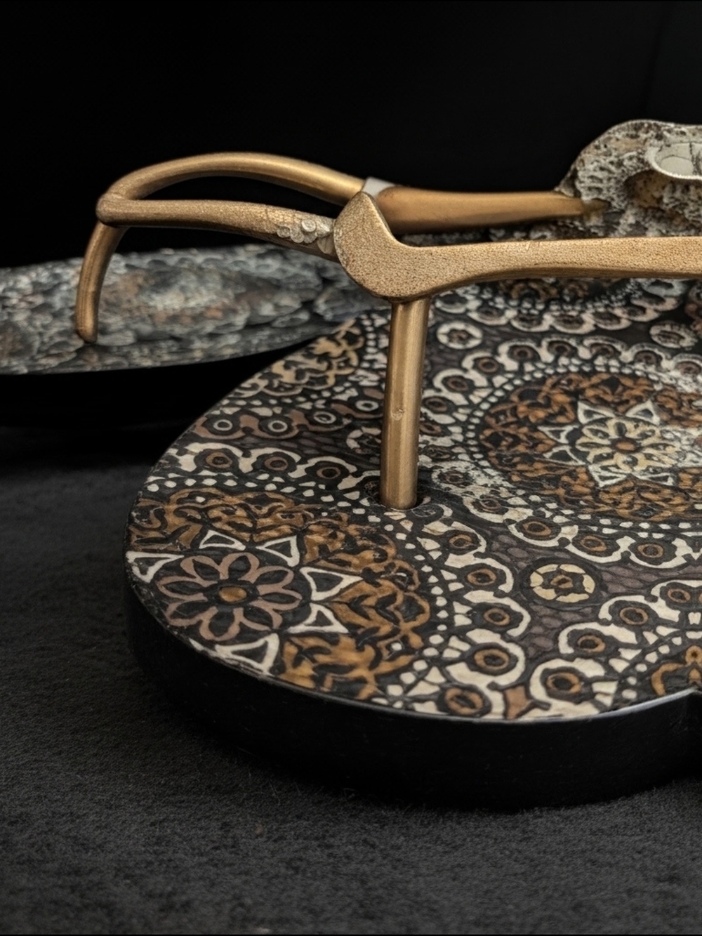 OP Ocean Pacific Metallic Gold-Strap Flip-flops with Ornate Footbed Size 9-10